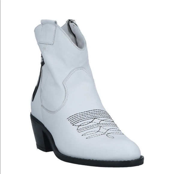 Ankle Boot - Picture 2 of 4